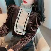 Blusa elegante de terciopelo con cuello alto y manga larga